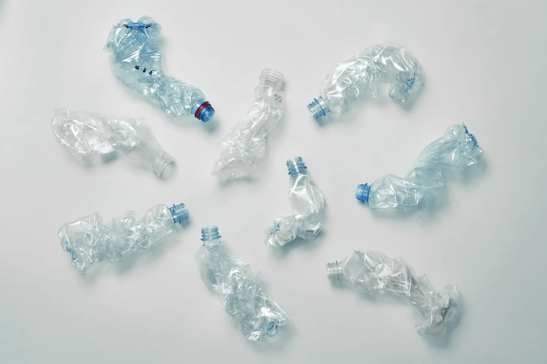 使用済みのペットボトルをヴァージン(未利用)と見違えるほどの再生プラスチック原料にして提供致します。
